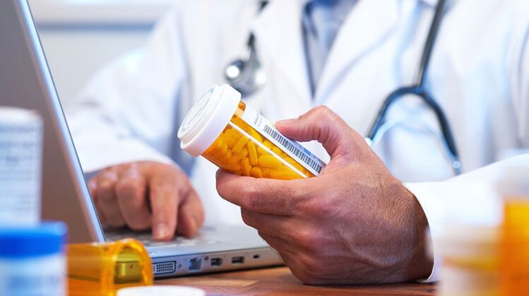Der Arzt verschreibt ein Medikament gegen Prostatitis
